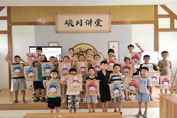 海昌街道硖川社区学校举办京剧花旦挂饰手工制作活动