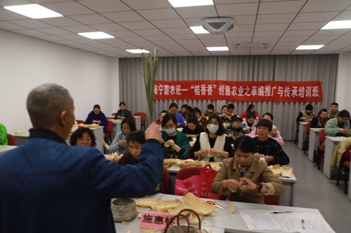 用山水之草  编居民幸福生活