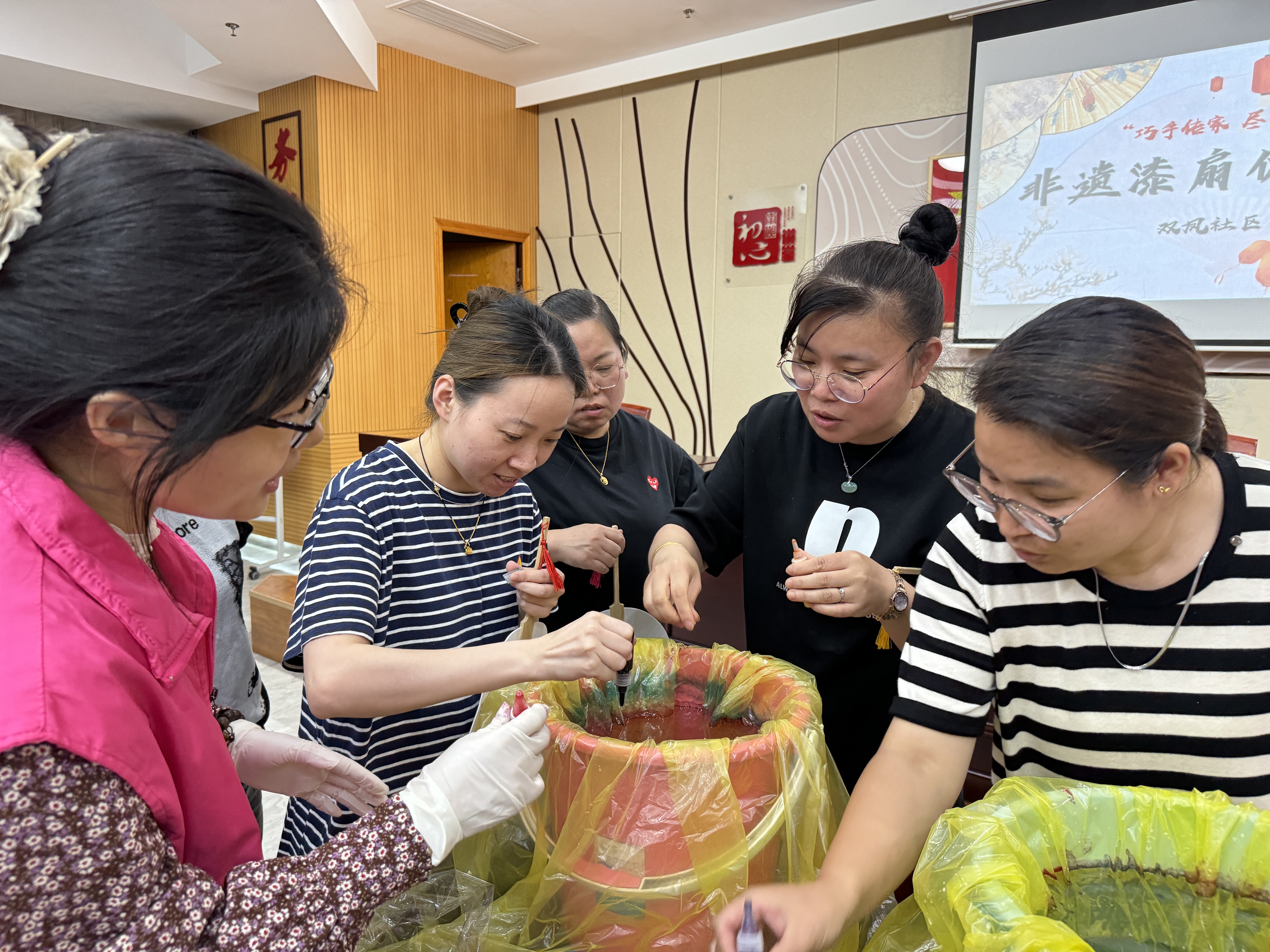 海洲街道双凤社区母亲节中式美学非遗漆扇体验活动