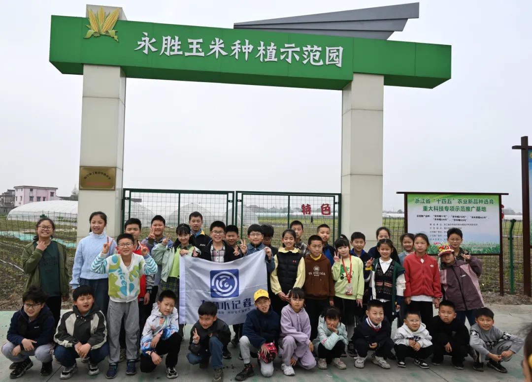 丁桥镇永胜村社区学校开展玉米种植亲子劳动实践活动