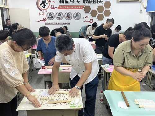 丁桥成校开展小笼包制作专项培训