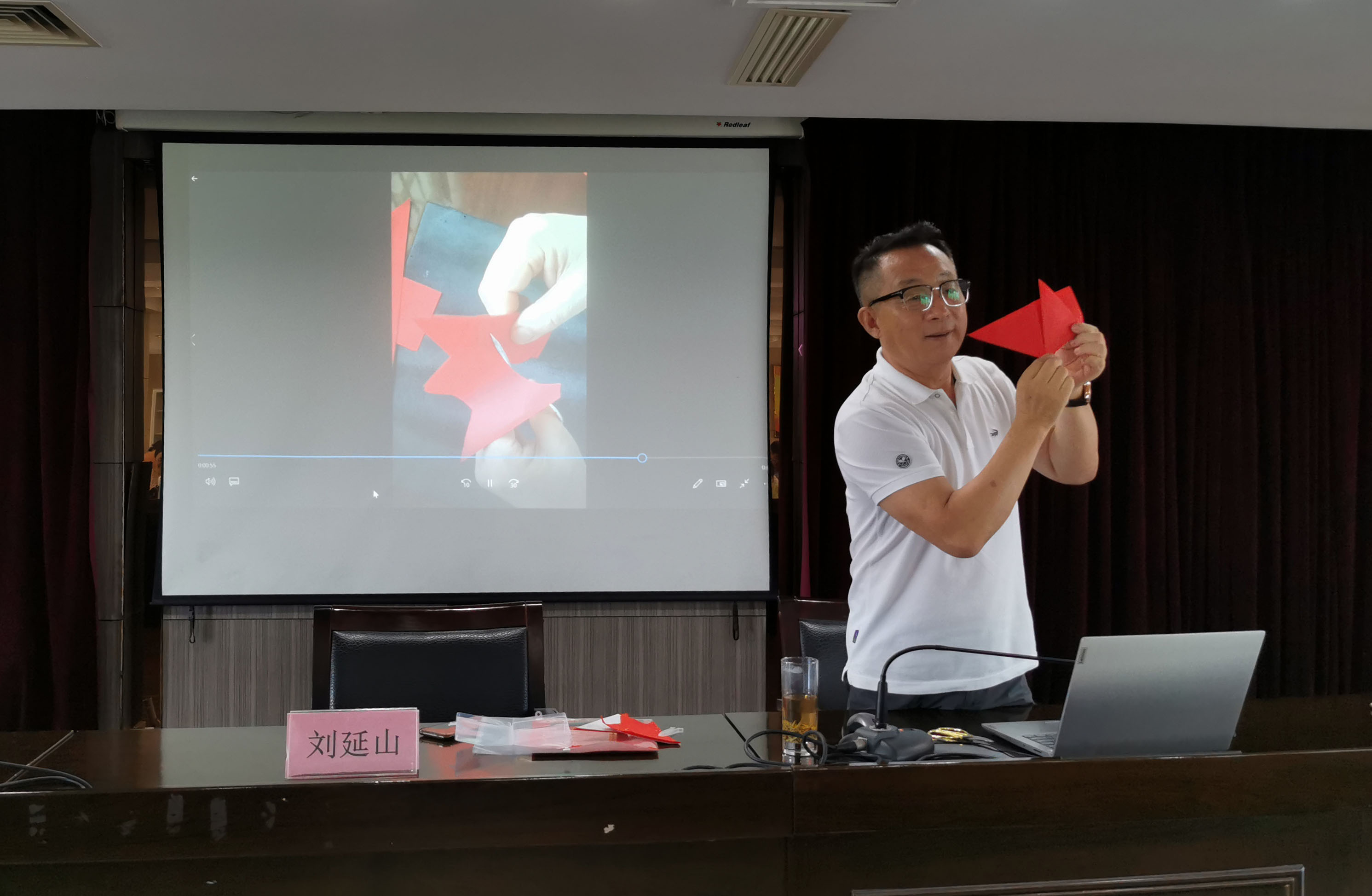 海洲成校举办剪纸制作职业技能专项培训
