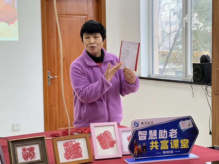 斜桥镇“洛溪老年学堂”民俗剪纸班火热进行中