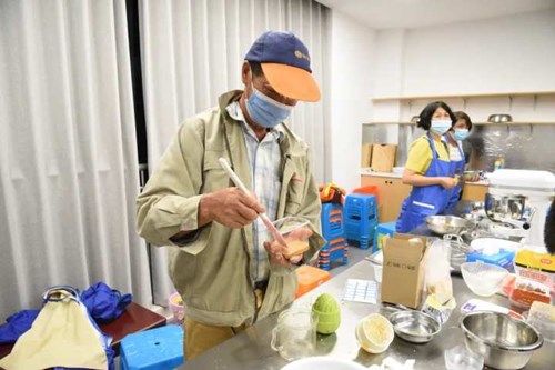 黄湾成校举办“橘子慕斯蛋糕”制作培训