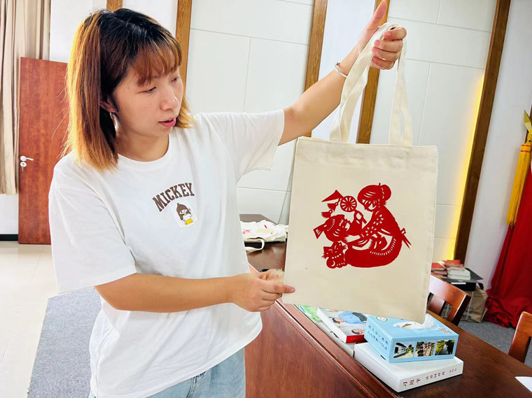 斜桥镇开展“姐妹共富工坊”剪纸培训班