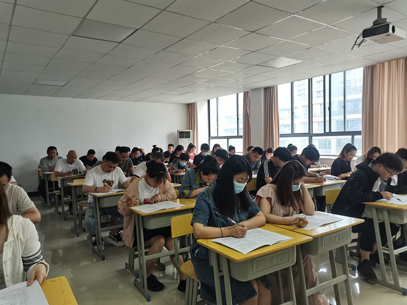 许村成校组织开展第二季度成人“双证制”高中教育文化课考试