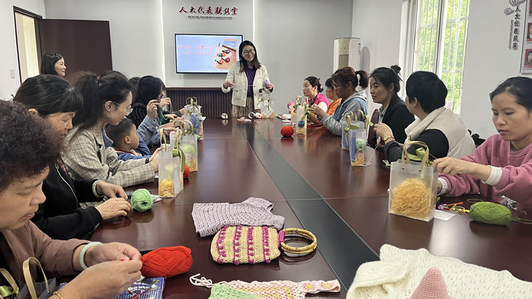 斜桥镇华丰社区学校举办“花开洛溪”钩花编织培训课