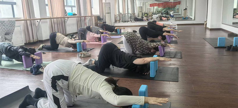 许村镇老年学校“老年瑜伽”课程开课