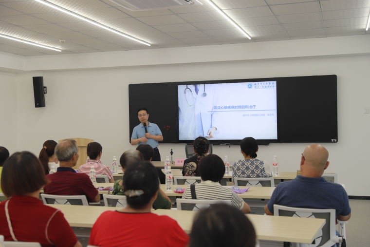 斜桥成校举行关爱老年人健康讲座活动