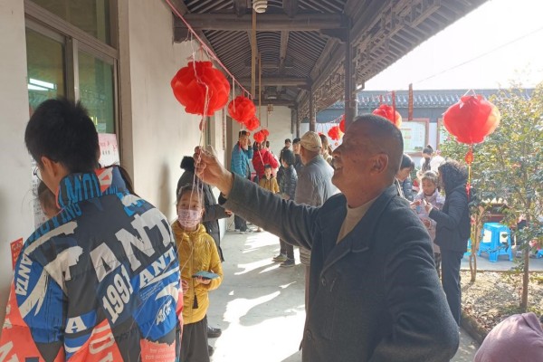 海昌街道迎丰村社区学校开展“前‘兔’似锦迎元宵” 剪窗花猜灯谜活动