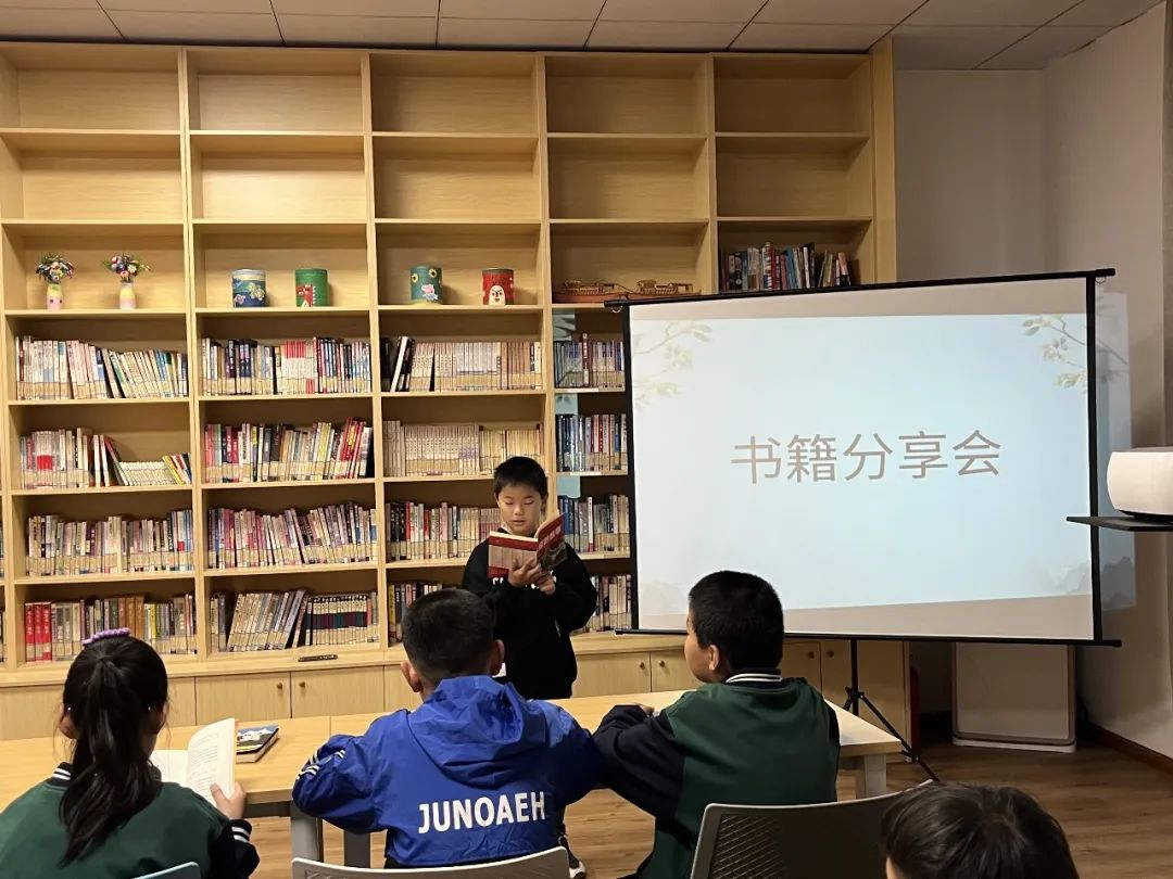 丁桥镇金扬村社区学校开展“‘签’言万语 同沐书香”世界读书日活动
