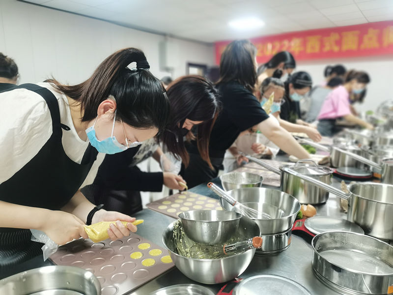 许村镇举办西式面点师赛前培训