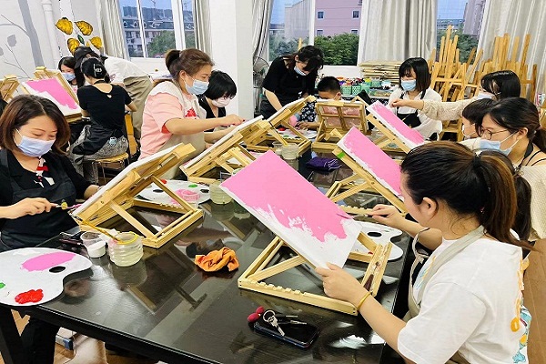 周王庙镇开展“感恩母亲节——肌理画培训”活动