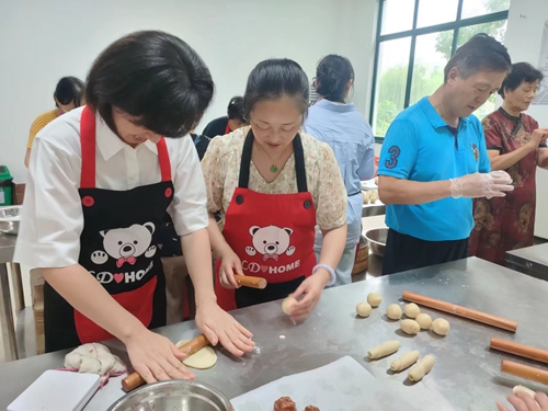 硖石成校开展中秋月饼制作培训活动