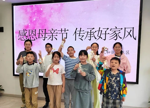 硖石街道风和丽苑社区学校开展香薰蜡片亲子制作活动