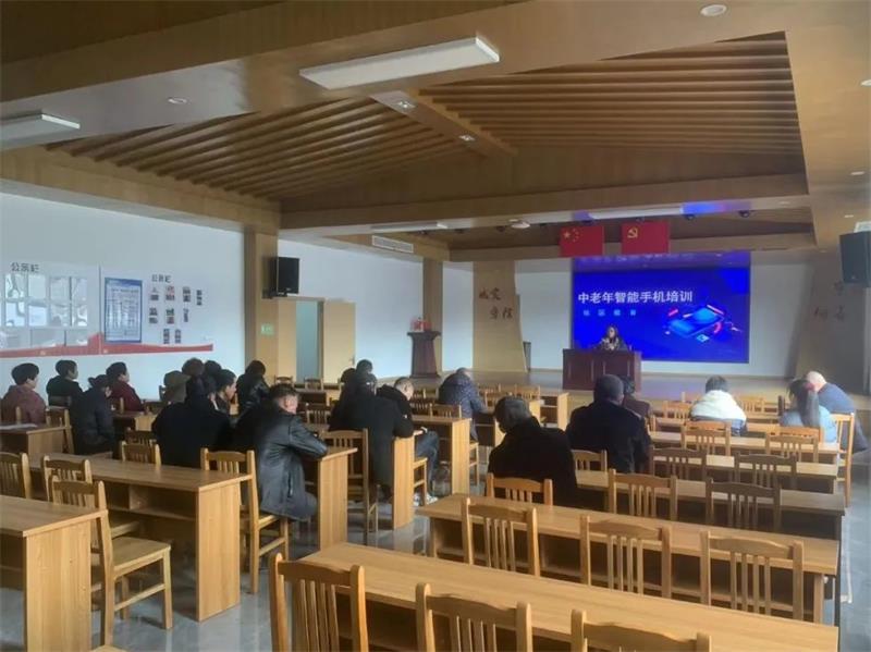 盐官镇老年学堂开展中老年智能手机使用培训