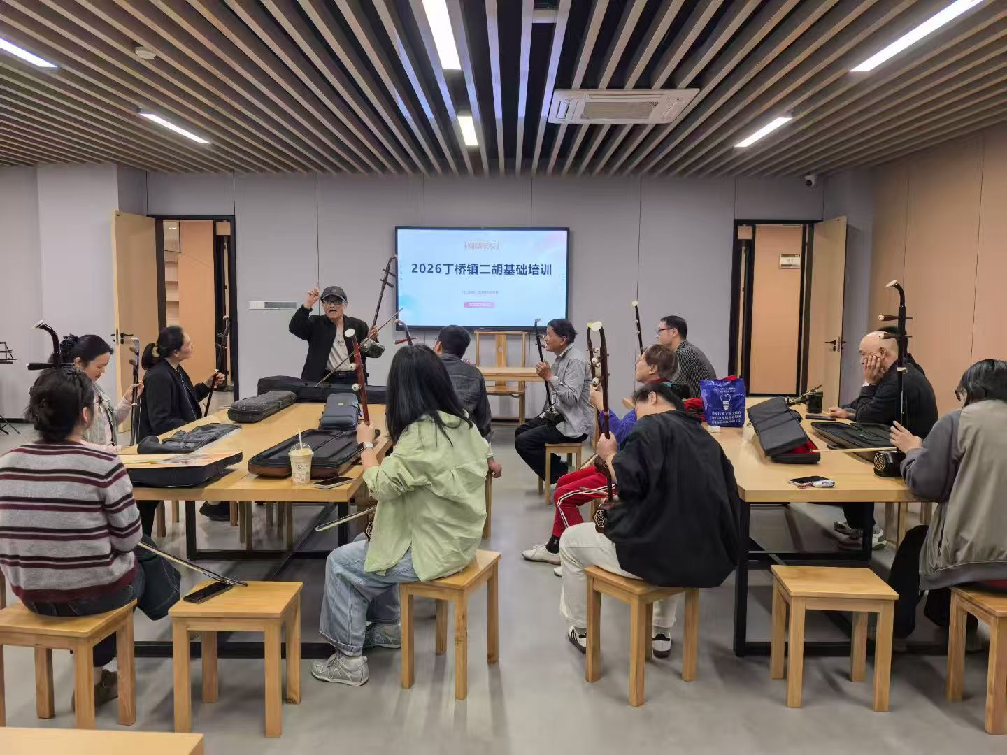丝弦润心 琴韵流芳 —— 丁桥镇 2026二胡基础培训班开课