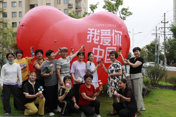 指尖绕线织匠心：斜桥镇成校这场手工编织课藏着满满的生活暖意