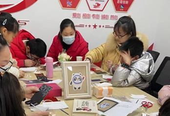 丁桥镇开展“冰墩墩皮贴画”亲子家庭手工制作活动