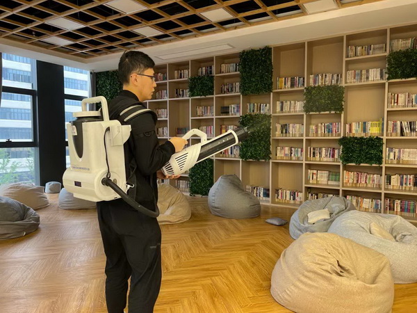 开展校园消杀 筑牢疫情防线
