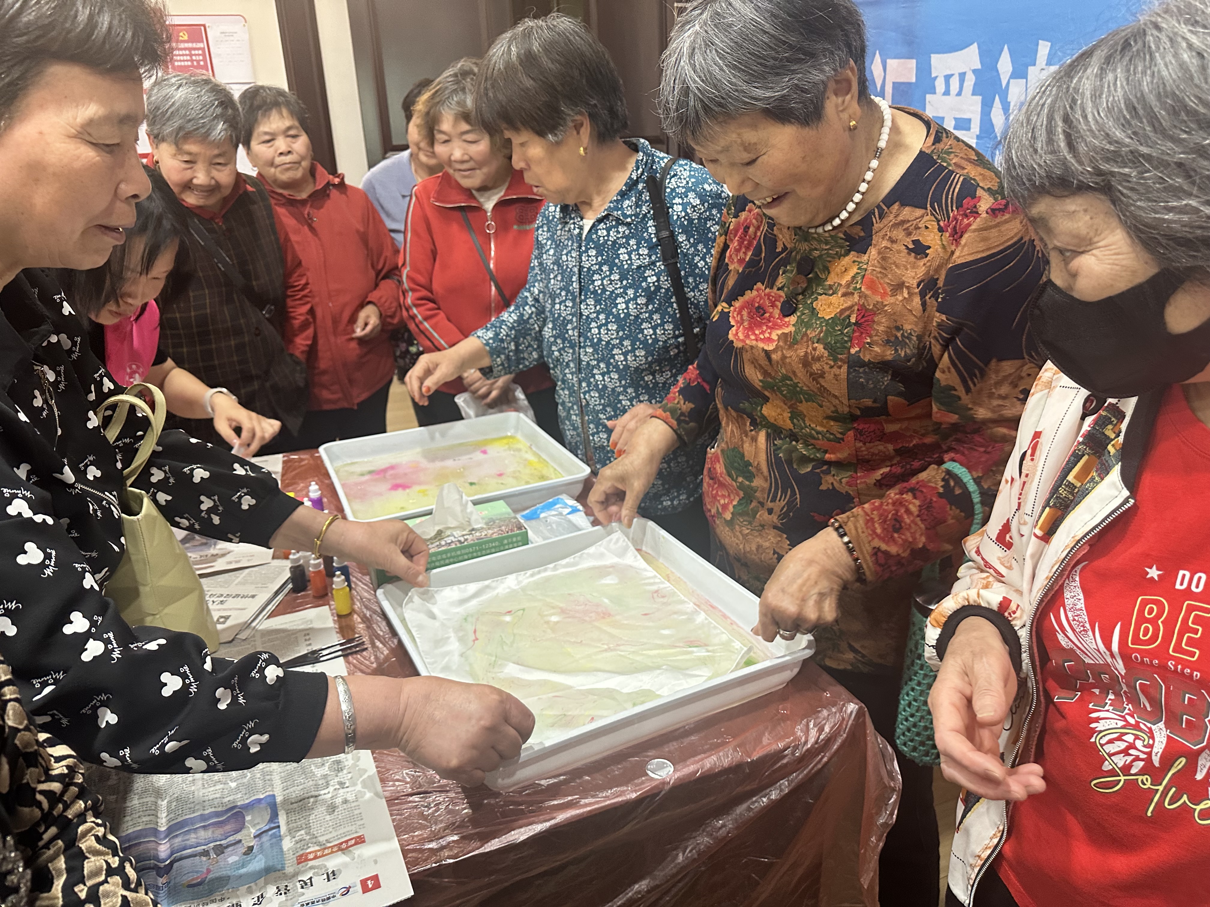 海洲街道开元社区举行“水拓丝巾  绘‘爱’成礼”母亲节主题活动