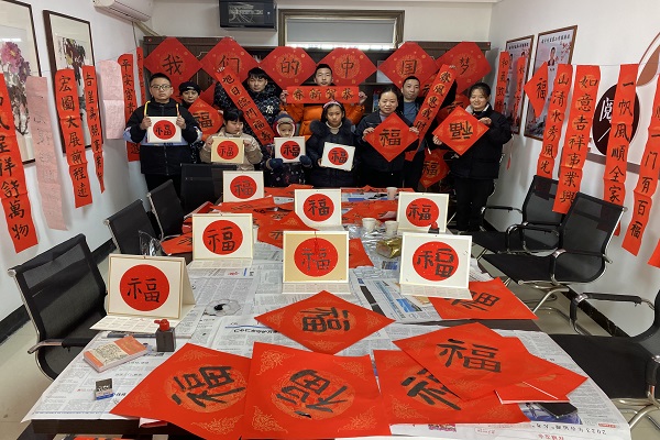 周王庙镇胡斗社区学校开展“读红色书籍、写红色春联、做红色传人”迎春节主题活动