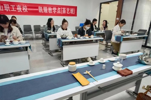 黄湾镇青蓝夜校火热开班