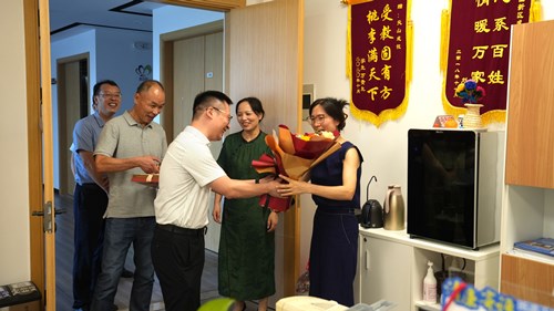 黄湾镇领导来校开展教师节慰问活动