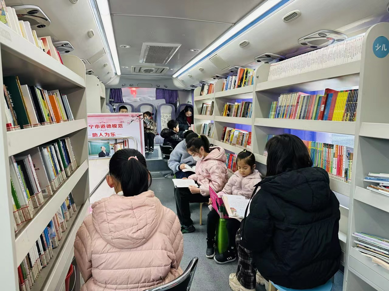 海昌街道利民村“汽车图书馆”为村民阅读提供便利